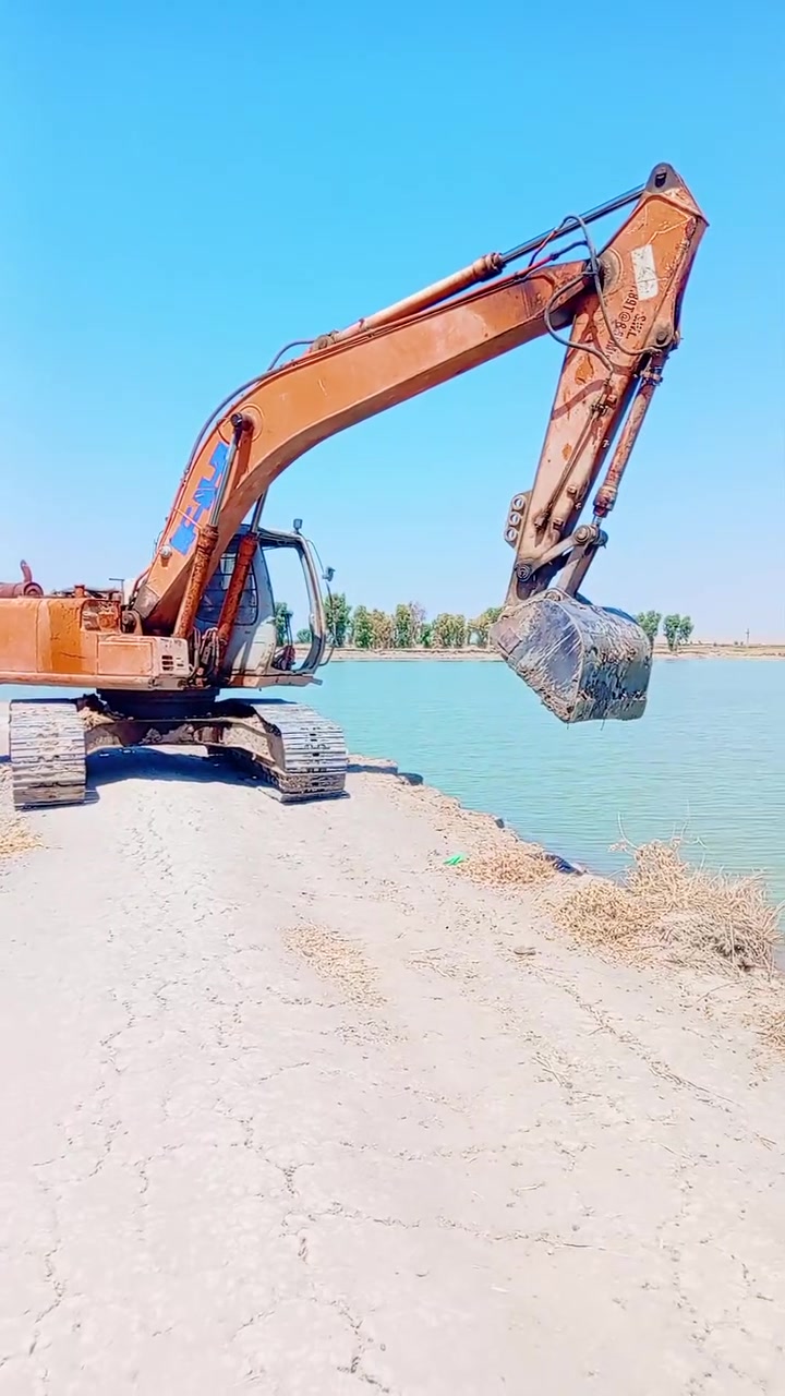 حفارە للبیع مودیل 2001 حجم 215
محرك بی خیط بخار  مضخه مكفوله 
دوران و كنترول مكفوله ***********
عنوان دیالی
