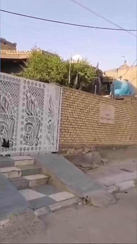 سـلام علـيكم 

بيت طابـو صرف  مسـاحـه 200 م 
عنوان ناصريه ناحية السديناويه شارع صفي الدين 
مقابل المتنزه 

بناء جديد طابوك صب كونكريت
يحتوي على غرفتين / صاله / مطبخ حار وبارد / دوانيه / مغاسل 

كل الخدمات متوفره
ماء كهرباء رصيف اناره مجاري تبليط مدارس ومستوصف 
سعر 165
ــ. ــ. ــ. ــ. ــ.  ــ.  ــ.  ــ. ــ. ــ.  ــ. ــ. ــ. ــ

للأستفسار اكثر الاتصار على الرقم او مراسله واتساب 
او زيارتنا الى ( مكتب الزاهر ) في السديناويه الشارع العام ركن شارع المستوصف    ***********
