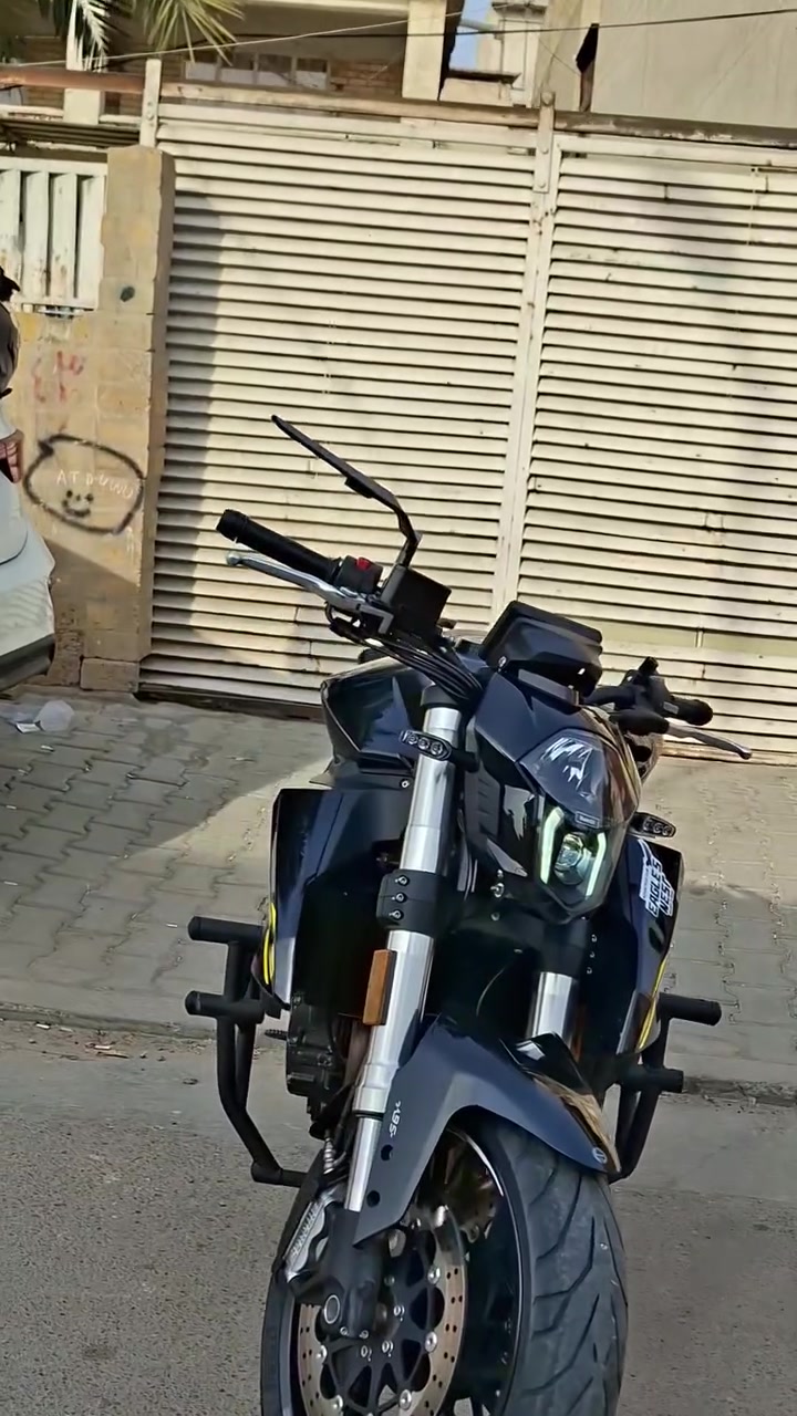 بنلي ٦٠٠ 
بنلي ٤ سلندر ٦٠٠ للبيع 
عليها اكزوز ar اصلي 
وياها درع للذيل يغطي فوك الدبل الاكزوز 
تخم تايرات جديد  مشلن 
درع بنلي على جوانب 
دراجه مرتبه وحلوه 
ماشيه ٢٠ الف قابل للزياده 
السعر ٨ ملايين وبيها مجال للشراي 
***********
