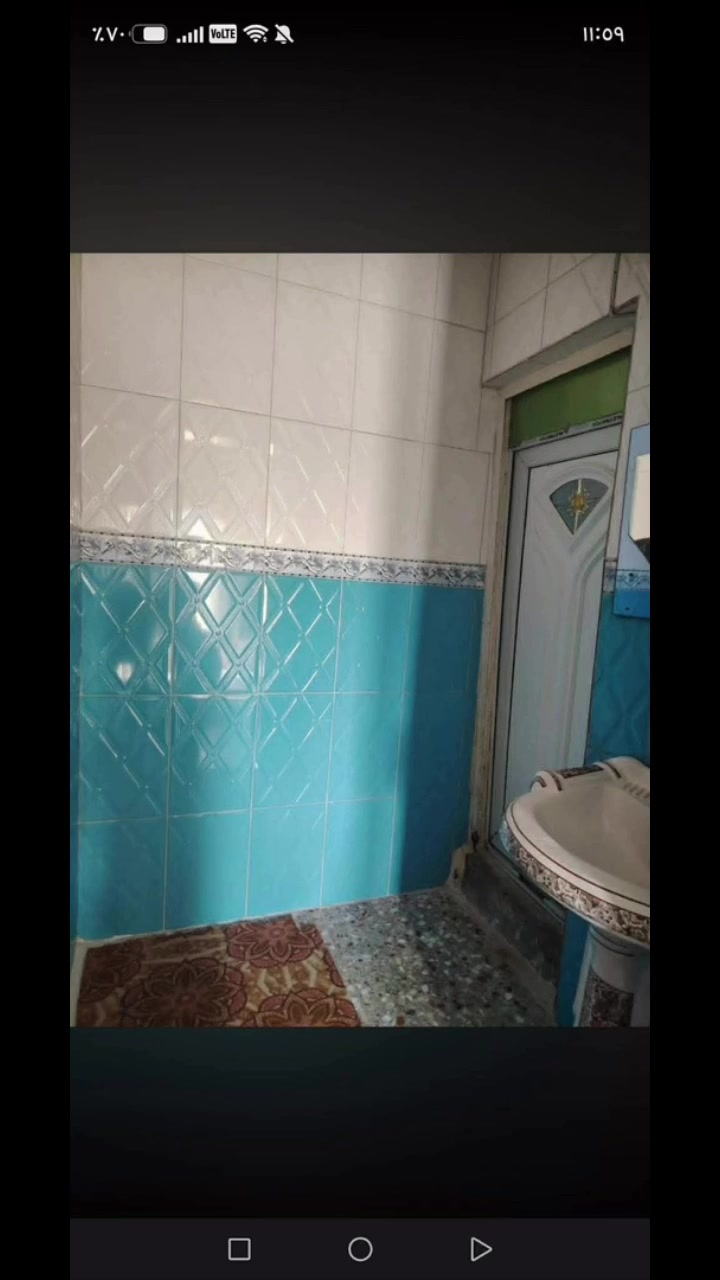 عندي بيت للبيع في حي الحكيم قرب مدرسه الرمليه يبعد عن الشارع ١٢٥م بناء بلوك يحتوي على أربع غرف نوم وصاله ومطبخ وصحيات واستقبال مساحه 600مرقم من قبل بلديه سعر 115وبي مجال خدمات عامة ماي كهربائي شارع راح يتبلط 
  #عقار #عقارات #كوت #واسط
