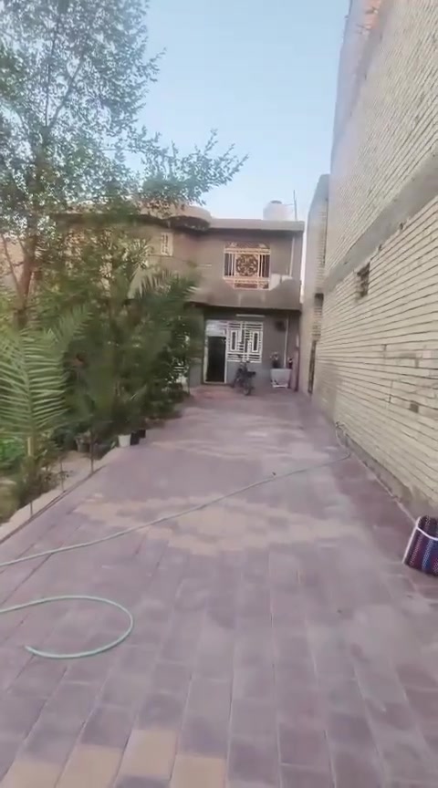 داري للبيع المساحه ٤٠٠ متر في كربلاء منطقه الحر الصغير عمود ١٠٤ قرب شركة اليساري طابقين يحتوي ع سته غرف نوم مع صاله كبيره وحديقه البناء طابوق جمهوري كونكويت مسلح الاستفسار أكثر الاتصال على الرقم ***********
