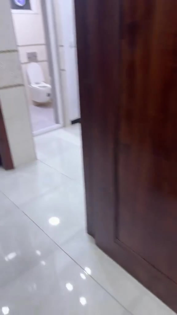 شقه  في الداودي على الشارع العام شارع التانكي  مباشرتاً 

نت 24ساعه 

كهرباء مستمرة 

البنايه بيه مصعد
