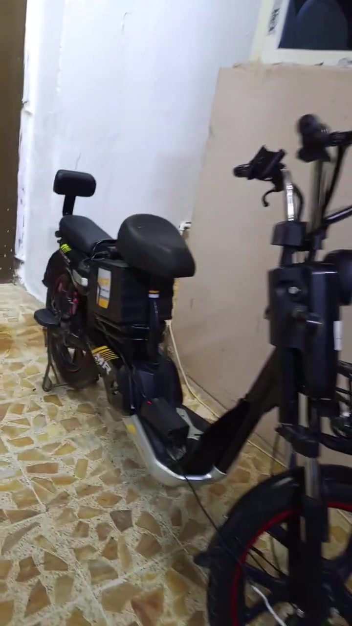 للبيع دراجه شحن نوع MR
اربع بطاريات كلشي شغال بيها 
بس البريك مكسوره اليده
والشاشه بيها قطع بلكيبلات وتصلح 
للبيع مستعجل السعر200 وبيها مجال 
لل استفسار على الصفحه او
هذا رقمي بي واتساب هم ***********
