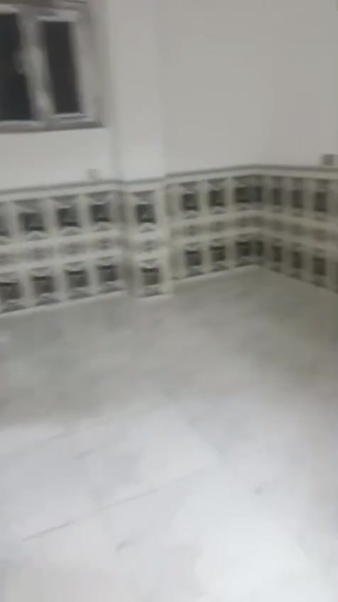 يتوفر شقه ايجار الغدير خصخصه 80متر عوائل مصعد طابق أول خصخصه غرفه وصاله مطبخ خدمات السعر 500الف بيها مجال تصوير وتساب زيرو  بناء 🏫2026
للايتفسار***********
