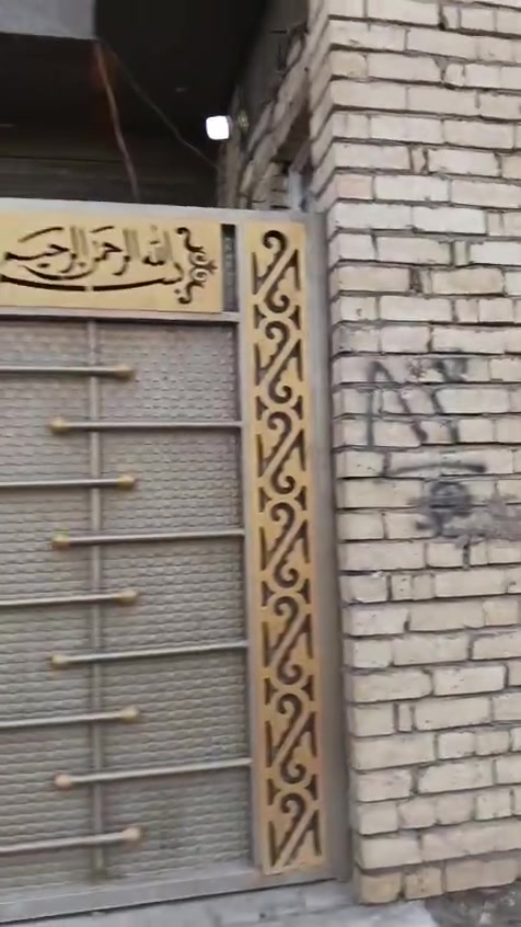 السلام عليكم بين ١٠٠متر 10×10 العنوان حي لكوفه قرب دلاليه السيد الاستفتار التصال علع لرقم ***********
