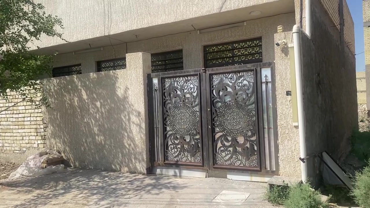 للبيع فقط 125 متر مربعه واجهه 10 في 12,50 
طابق واحد كامل غرفتين و صاله و مطبخ و استقبال و صحيات 2 رقم القطعه 12339ظباط سند باسمنه تحويل مباشر للاستفسار ***********
