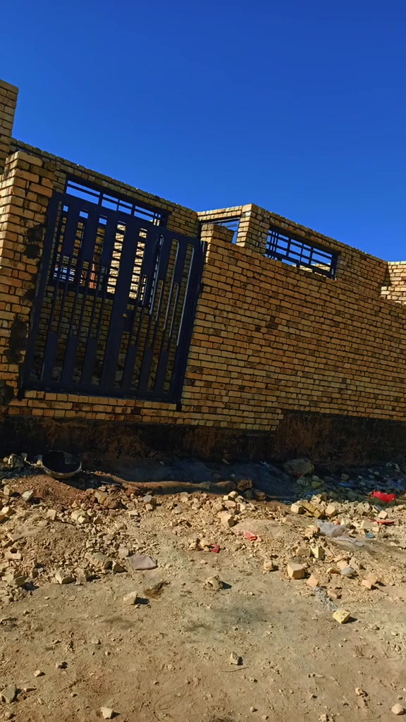 خلفه بناء متفرغ حالين وهاذه جزه من عملنه
***********
