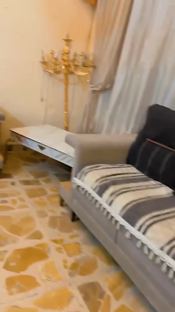 ديوان عشر مقاعد تركي نظيف كلش 
المكان بغداد البنوك 
الاتصال ع رقم ***********
