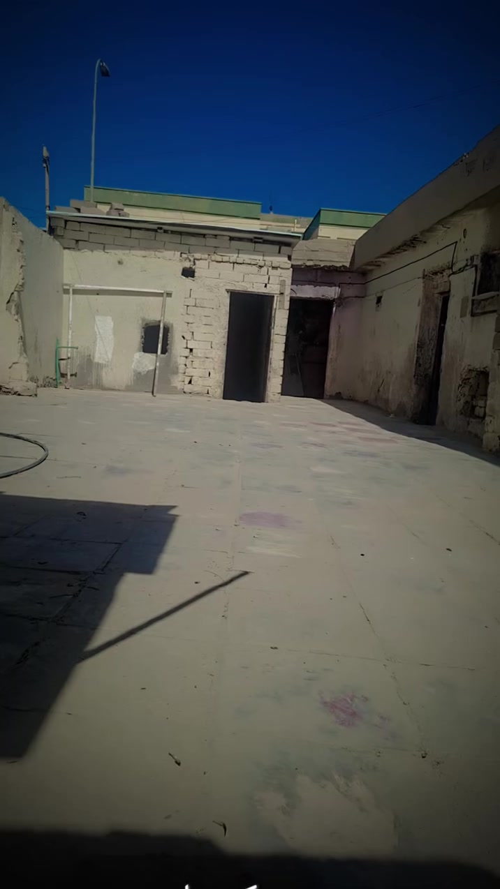 سلام عليكم بيت خلف العمارت سكينه  مدنيه الصدر  ٣ غرف +ستقبال +صحيات +حوش ١٠ مترات ***********
