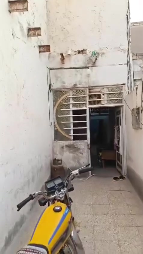 سلام عليكم عندي بيت 100 متر طابقين نجف كوفه شارع المطار القديم نقطه داله اسواق الامير بثلاث غرف منام طابقين السعر 22 وبي مجال البيع مستعجل البيت حلو***********📞📞
