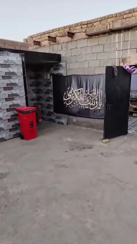 بيت حواسم للبيع مساحت الرض 300 والبنأ 100متر يتكون من غرفتين غرفه 7 ×4وغرفه 5×4 ومطبخ 4× 450وصاله 3 ×6 وصحيات داخليه وصحيات خارجيه وبي طرمه جبيره ومساحه وره البيت هم جبيره سعره 17 وبي مجال للستفسار ***********

