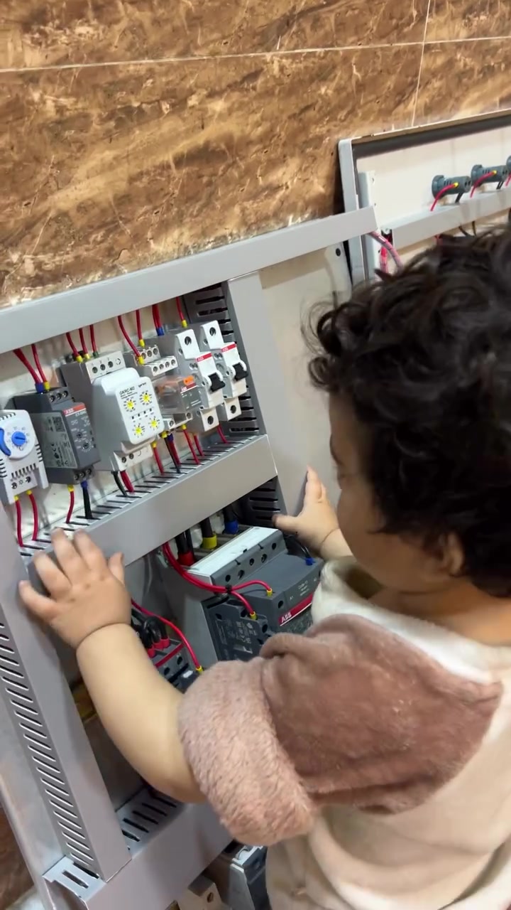 نظام ATS مصمم لضمان استمرارية التغذية الكهربائية من خلال التحويل الأوتوماتيكي بين مصدرين للطاقة.

🔹 خط وطني
🔹 خط مولدة أو مصدر بديل
🔹 تحويل أوتماتيك عند انقطاع المصدر
🔹 رجوع أوتماتيك عند عودة المصدر الرئيسي
🔹 حماية ومنع تداخل المصدرين

شغل مرتب، أمان أعلى، واستمرارية بالتغذية ⚡️

#ATS #لوحات_كهربائية #كهرباء #كهربائي #تمديدات_كهربائية منظومة_كهربائي
علي_عدنان_الكهربائي_للتأسيسات_الكهربائيه🛠️💡
🔌📞***********☎️***********

🔱معنى الابداع للتأسيسات الـكهربائـيه الـحديثه وأنظمة التحكم الآلي ونصب كامرات المراقبه 🎥
اشـراف_وتنفيذ_هندسي👷🏻‍♂️

-تنفيذ جميع المخططات والاتنادر الكهربائيه 📉📐⚡️
 
- تنفيذ جميع أنواع ديكورات الانارةالداخلية
والخارجيه من ليد الابروفايل والاناره 3D 💡

-تأسيس كافة المباني والمؤسسات الحكوميه والمحلات التجارية والمنازل 🏛🏡🏢

🔱نعمل بكادر مميز وذو خبره طويله في مجال الكهرباء ⚡️🔌⚠️
بأدارة الفني_عـلي_عـدنان_الكـربائي 🇮🇶
📞***********☎️☎️ ***********
