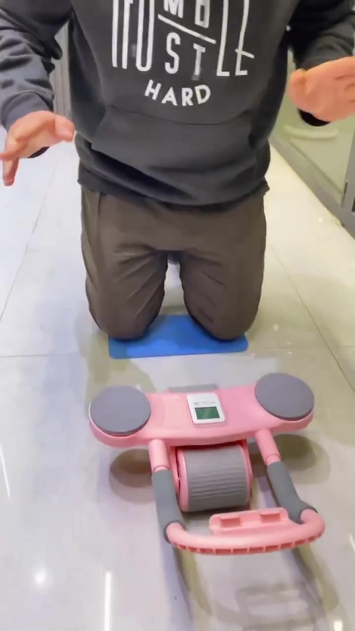 عجلة تمارين البطن المزدوجة مع مسند ذراعين
 وعداد – Double Wheel Abdominal Whee
• عجلة تمارين مخصصة لتقوية عضلات البطن والجزء العلوي من الجسم، بتصميم مزدوج لثبات أفضل أثناء التمرين.

•موديل: R-280

• تصميم بعجلتين (Double Wheel) للمساعدة على التوازن والتحكم أثناء الحركة.

• مزودة بمسندي ذراعين (Armrest) لتقليل الضغط على الذراعين وتحسين وضعية التمرين.

• تحتوي على عجلة ارتداد (Rebound Wheel).

• مزودة بعداد مدمج لعدّ التكرارات أثناء التمرين.

• مناسبة للتدريب الأساسي والمتقدم.

• نوع المنتج: عجلة تمارين بطن مزدوجة
• عدد العجلات: 2 عجلات
• العداد: موجود
• الوزن الصافي: 1.2 كغم
• الوزن الإجمالي: 1.5 كغم