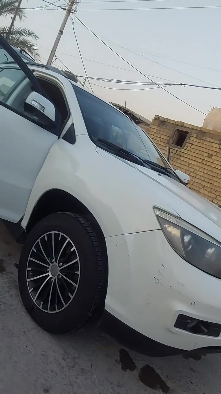 سلام عليكم 
BYD S6 للبيع موديل2013 
محرك مستبوشي بلادي 2400 سحب أمامي السياره كفاله عامه شرط الفحص بيها فتحه سقف تخم صاير 5راكب شاشه بلادي السبير ما نازل كامره خلفي وكامره جانبيه 
الاستفسار على الأرقام الاتيه ***********
السعر 95وبيها مجال
