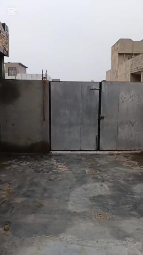 السلام عليكم دار للبيع المساحه 150  البيت يتكون ربعه وغرفتين نوم مطبخ   المكان خلف الخضر للستفسار الاتصال على الرقم***********
