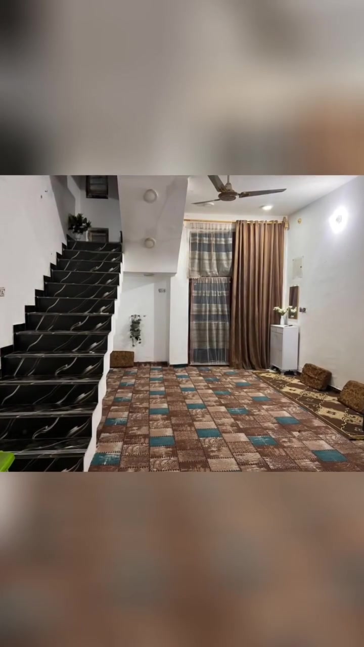 بيت للبيع 
طابقين في حي الباقر بمساحة 150م 
بصف الركن
وجه 10م ونزال 15م
الطابق الاول
يحتوي على صالة 9.5 * 4
ديوانية 6*4
غرفة سويت 5*4
مطبخ بارد 4.5*3.5 + مطبخ حار
منور + حمامات داخلية + حمامات خارجية +طارمة + ممر بجانب البيت 
الطابق الثاني 
غرفة سويت 6*4
غرفة 3*3
صالة صغيرة 
+مخزن + سطح كبير
السعر خاص #ذي_قار #شطرة #الشعب_الصيني_ماله_حل #عقارات
