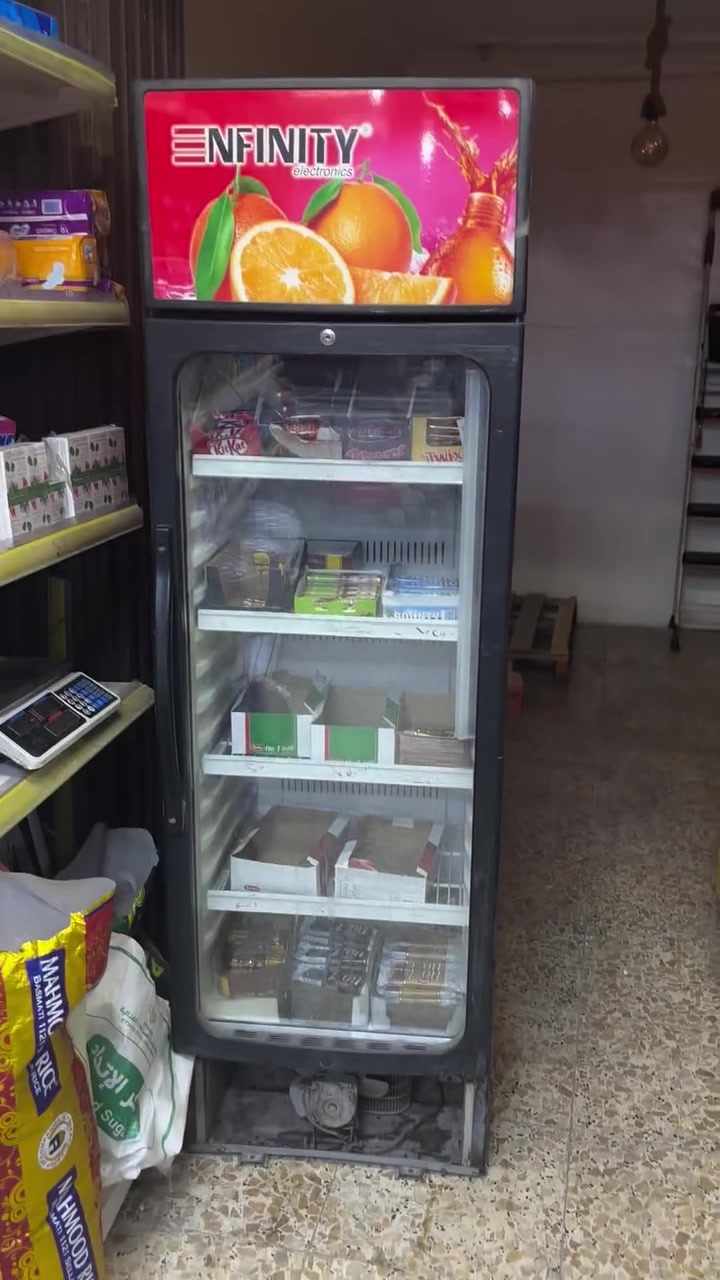 للبيع رفوف وسفينه مال محل نضيفات جدا قياس السفينه 3 متر والرفوف 10 قطع وكل قطعه بيها سبع خانات يعني سبعين خانه على متر 70 متر اتشيل المحل كله  و3 عارضات عاموديه سعرهن مليون و600 بيهن مجال للشراي مكانهن بغداد الكرخ  هذا رقمي***********
