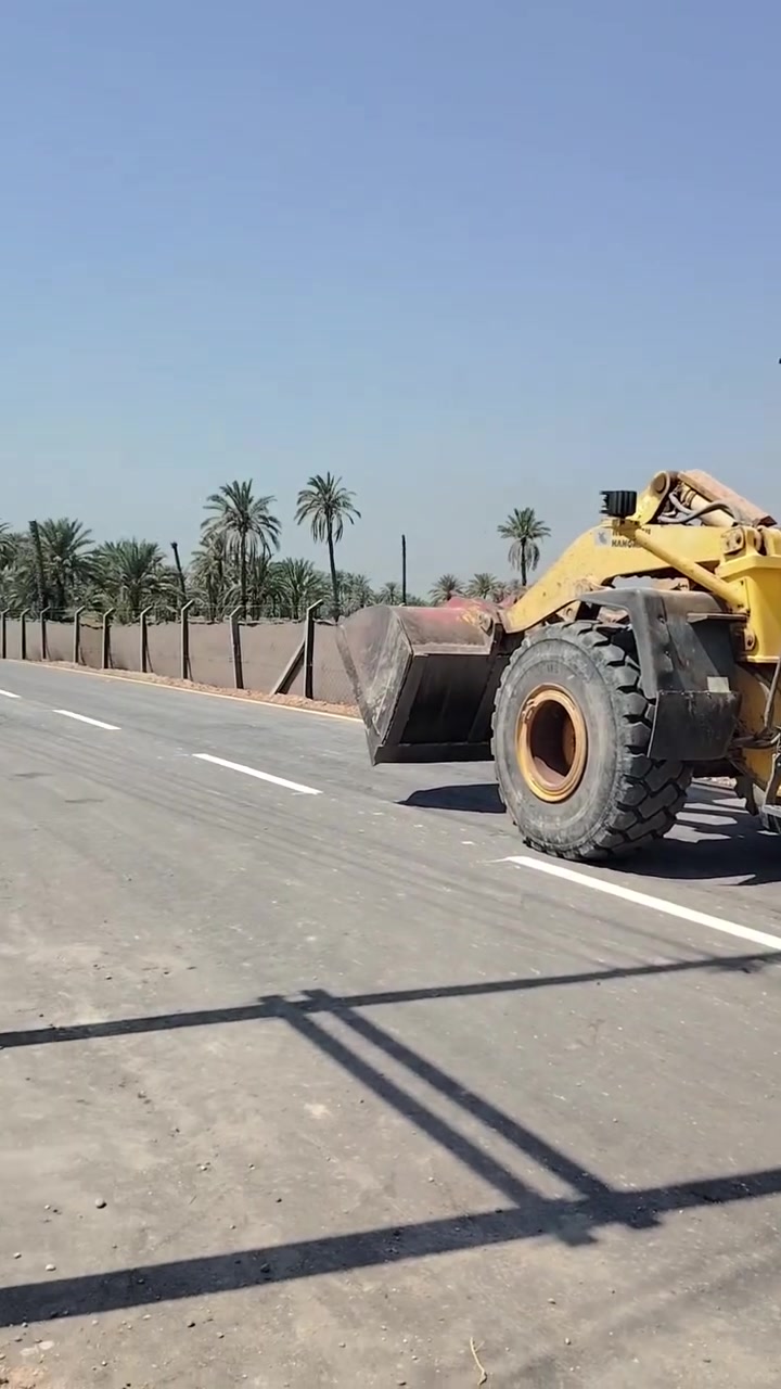 للبيع شفل كوماتسو ٣٨٠ كفاله عامه محرك كمنز ١١٤ جديد صار شهر من شاده قطره صبغ مابي جاهز للشغل بسمي رقم سليمانيه انكليزي *********** بسعر مناسب
