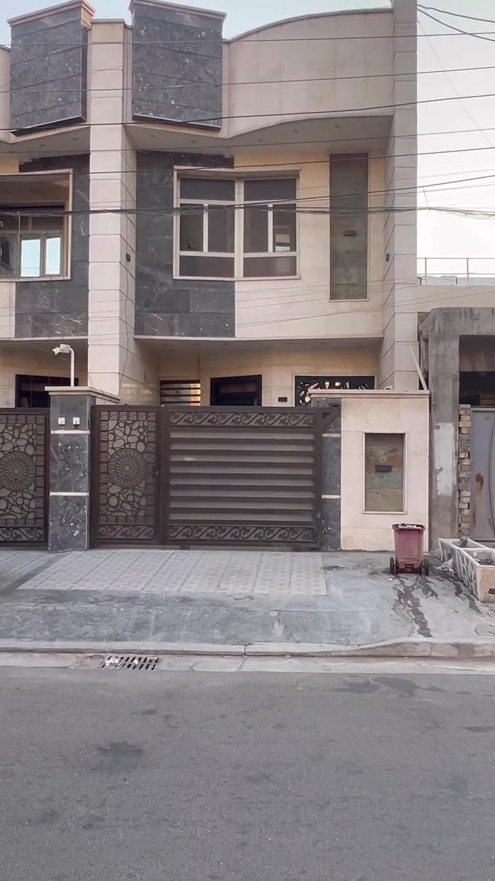 للبيع دار 🏠 حديث في بغداد السيديه مربع الاقتصاديين بمساحه ١٢٥ متر واجهيه ٥ شارع ١٥ ورصيف ٣ متر واجهيه مرمر ارضيات مرمر خدمات صحيه ٣ غرف نوم ٤ لمعرفه السعر اتصال ☎️ *********** او زياره المكتب مهند الغريري للعقار السيديه شارع العلوه مقابل مدرسه حلم الغد الاهليه
