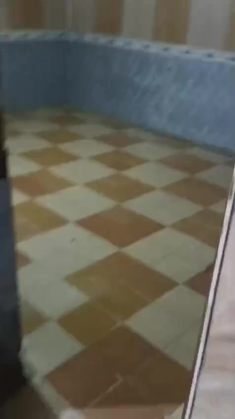 دار للبيع بناء قديم مساحه 100مترمربع حي عامل بظهر البيوت مقابل الساله التفاصيل الاتصال على الرقم ***********
