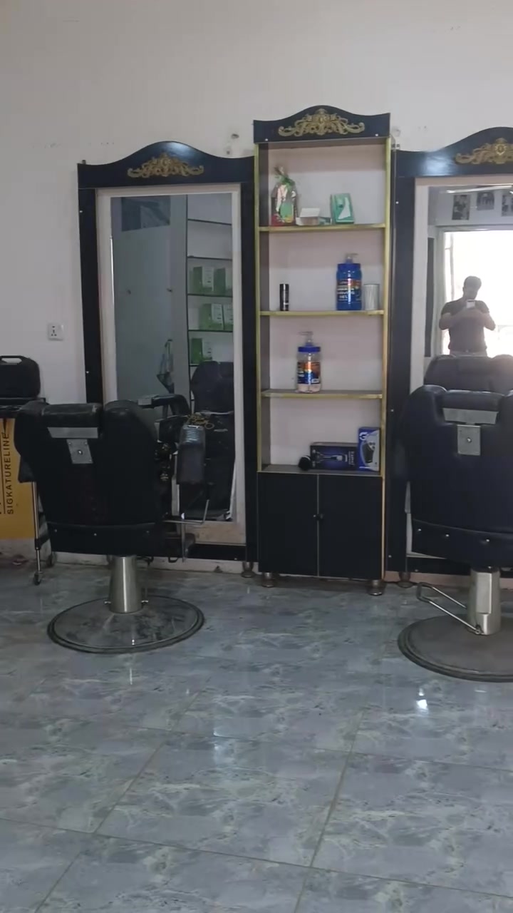كراسي حلاقه 4 و مرايات 4 رفوف 2عرباين 4  المكان بغداد امشاهده ابيع كلشي بل محل تخم قنفات 
سعر مناسب  الرقم ***********
