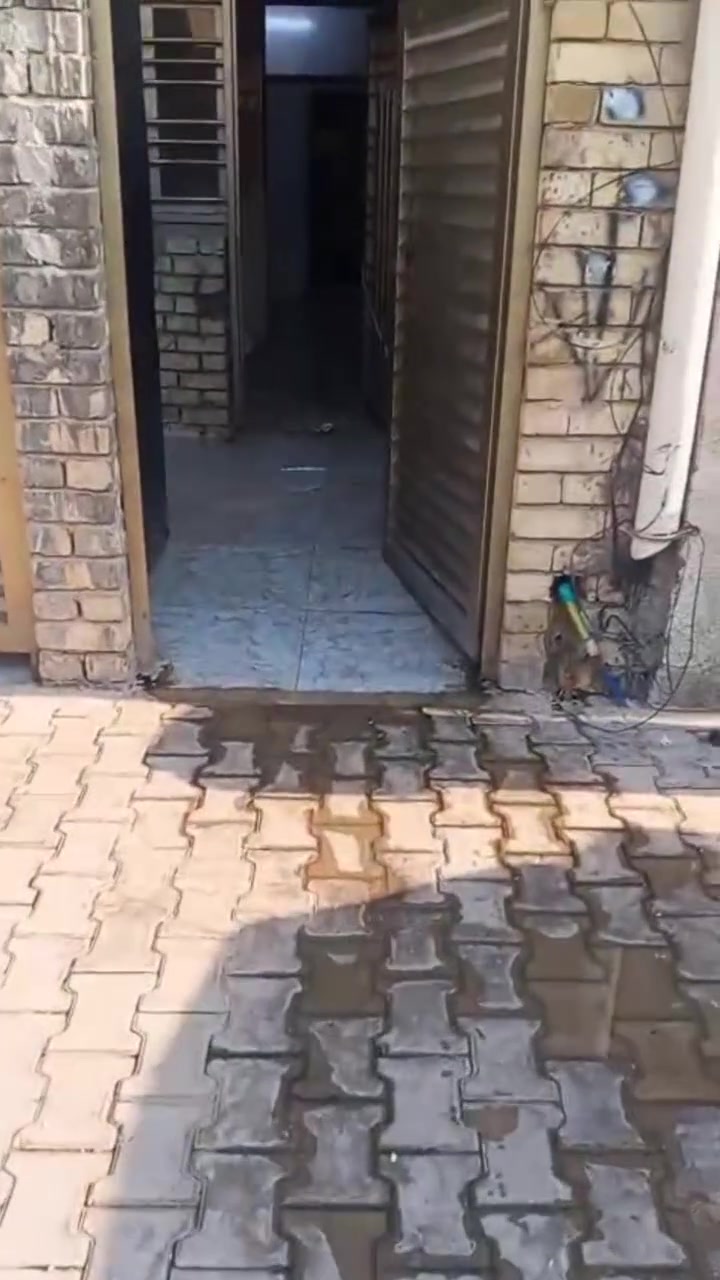 السلام عليكم
بيت للايجار 

طابق ارضي غرفه نوم وحده وثانيه صغيره وصاله ومطبخ وصحيات بيت دخلتين مساحته ١٠٠م طابق ثاني عائله معزول عزل تام 

يرهم طلاب او موضفين او عائله قفله ٤٠٠ الف بيت نضافته ٧٠%

للاستفسار مكتب الكرم ***********

