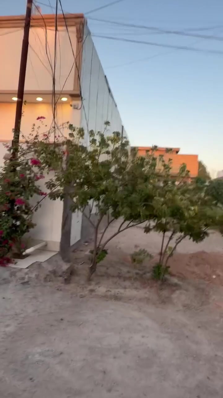بيت للبيع .. جاهز للسكن
طابو سند زراعي ٢٥
🏠مساحة ١٠٠ متر  - واجهة ٦,٦ م و نزال ١٥,٣٥ م
📍العنوان / سريع ابو غريب الجديد 
قرب محطة جوهرة العدنان
( فرع معزول مباشر ع خط السريع ) 
طريق عشر دقايق من ساحة اللقاء
التفاصيل ⬇️
غرفتين وصالة ومطبخ  وحمام
ارضية بورسلين 
سطح شتايكر
جوانب البيت ملبوخ كامل
وديكور كامل
 نصف كهربائيات نظام سمارت 
ماء - كهرباء - مولد  جاهز
نظام تصفية ماء للبيت كامل مع ٢  تانكي
سخان و بوستر وماطور
مراوح سقفية
منظومة كامرات
*برج انترنت 🛜  مع ملحقاتة كامل مع البيت
شغال ( وخدمة المنزل مجانية ) مع وارد شهري من البرج
والسعر ٨٠  مليون وبي مجال بسيط
-
*********** للاستفسار محمد السامرائي
