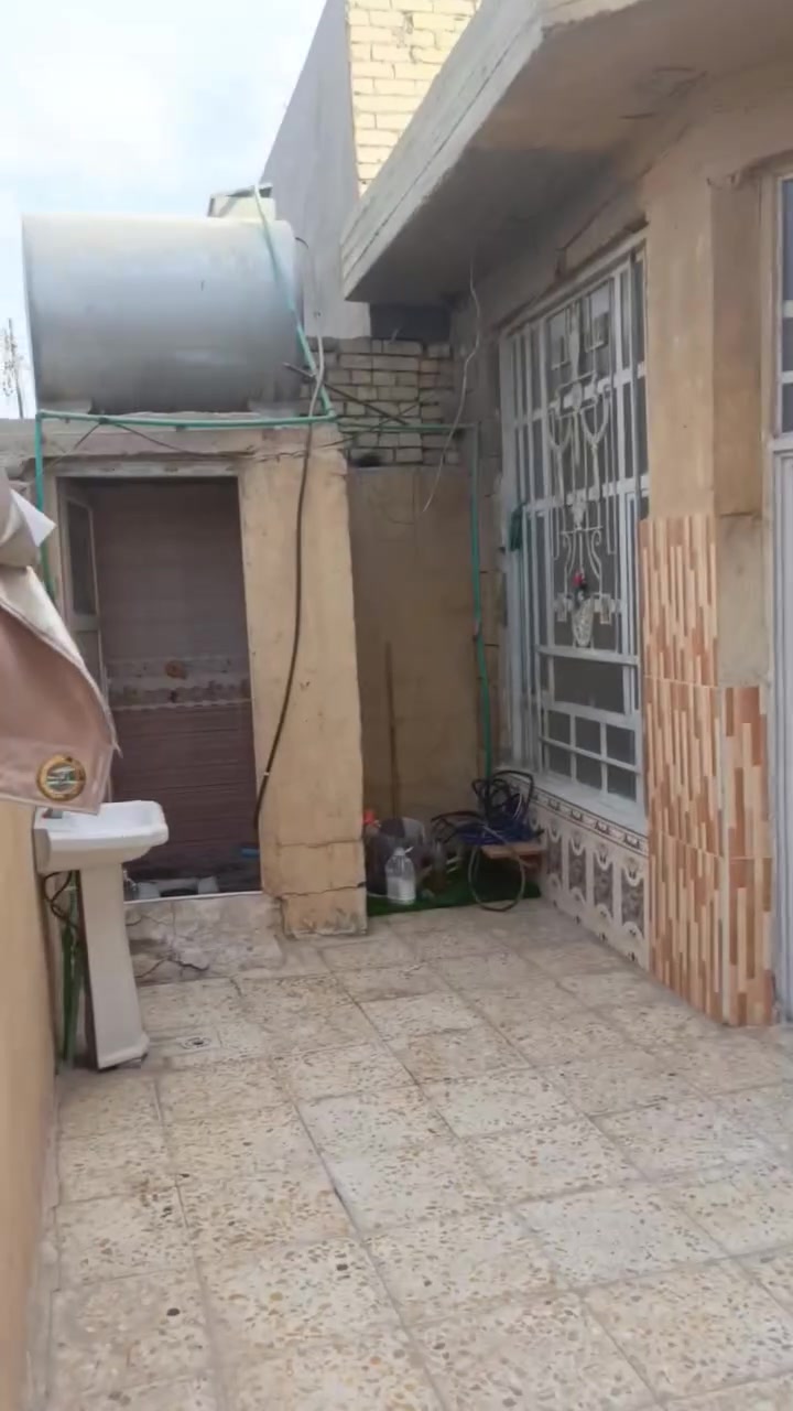 السلام عليكم
اثنين بيوت للايجار حي طارق القديم قرب جامع الشيخ حاچم بفرع مولدة رمزي اي واحد منهم يعجبك اتصل ***********

