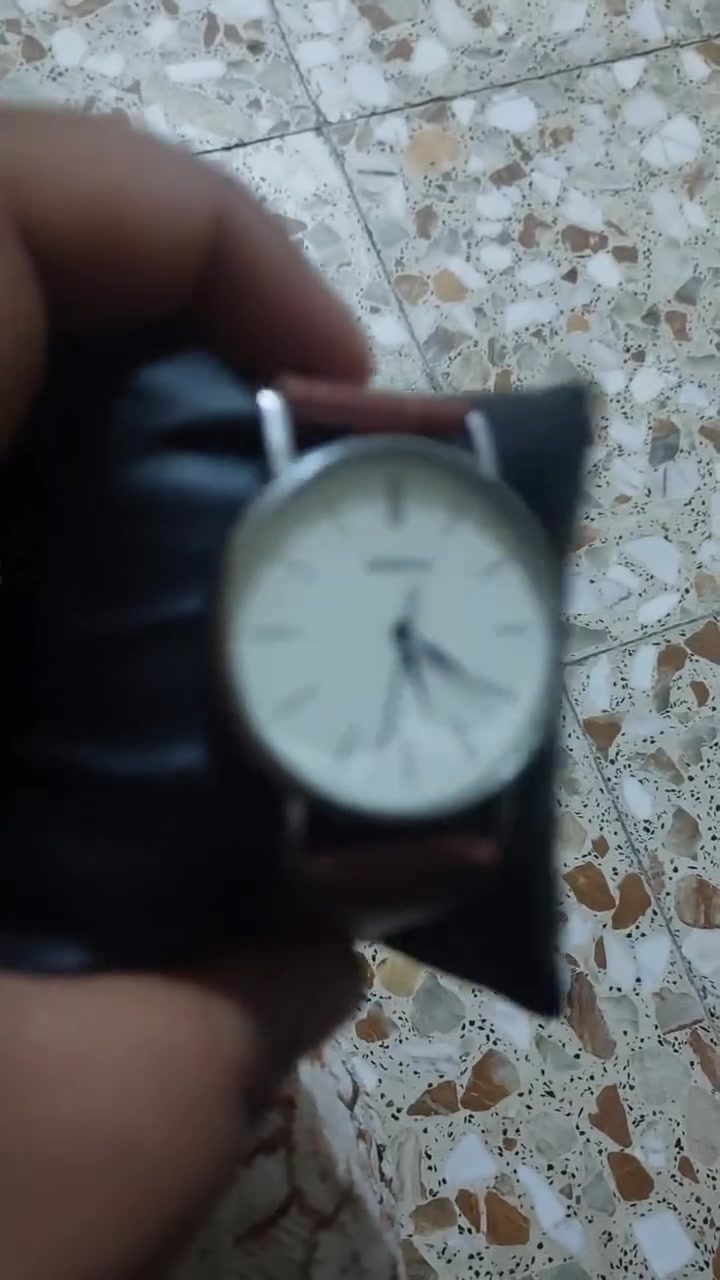 ساعة للبيع سعر 10الف فقط رقم واتساب***********

