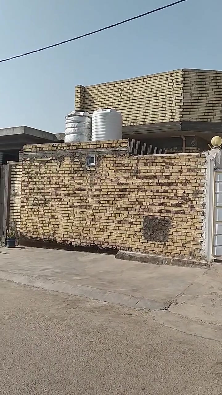 اللهم صل على محمد وال محمد
السلام عليكم بيت للبيع المساحه 225موقع ممتاز وجه مجمع حجي حسين مقابل مستشفى القاسم
يحتوي على غرفتين 4×5
وصاله 4×9 ومطبخ 4×5 واستقبال 4×7500 
وطارمه البيت 8×5 ومجمع صحيات داخلية وخارجية
الاتصال على رقم ***********
