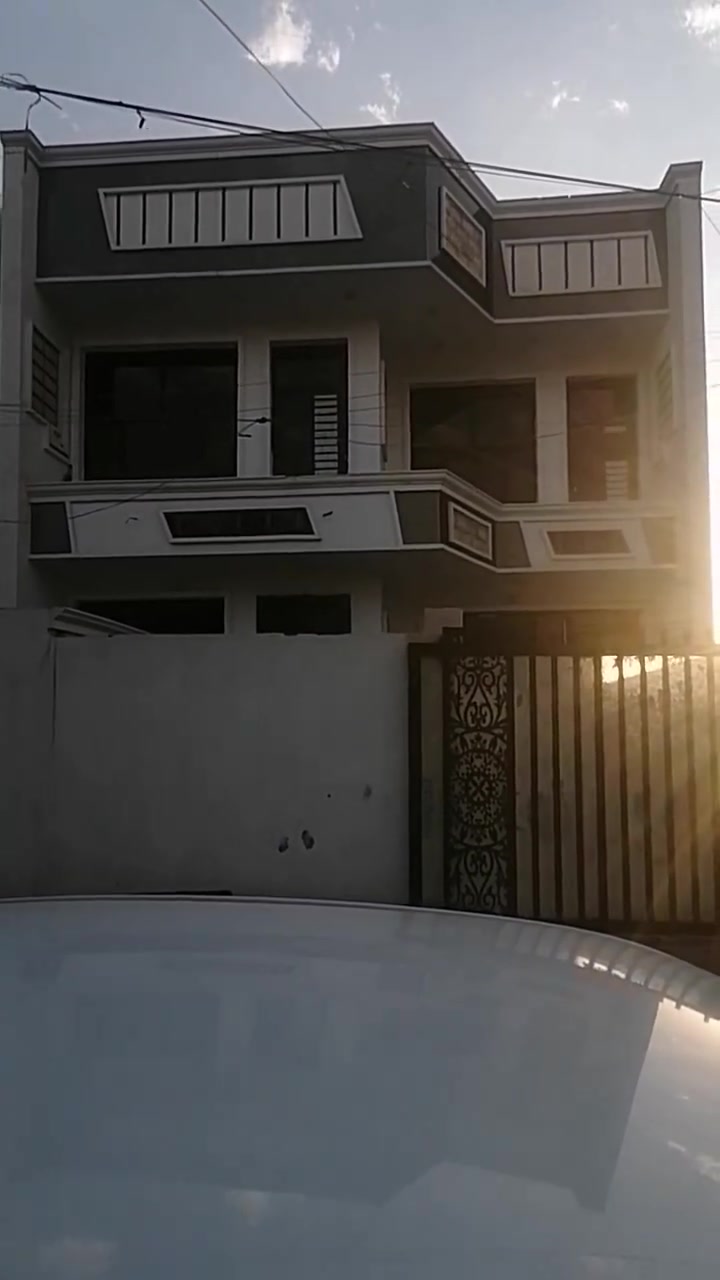 بيت مساحته ١٨٠ متر يحتوي على ثلاث غرف وحولي ودرج داخلي وصحيات +مي وكهرباء يبعد عن الشارع الرئيسي ٧٠٠ متر
***********
***********
