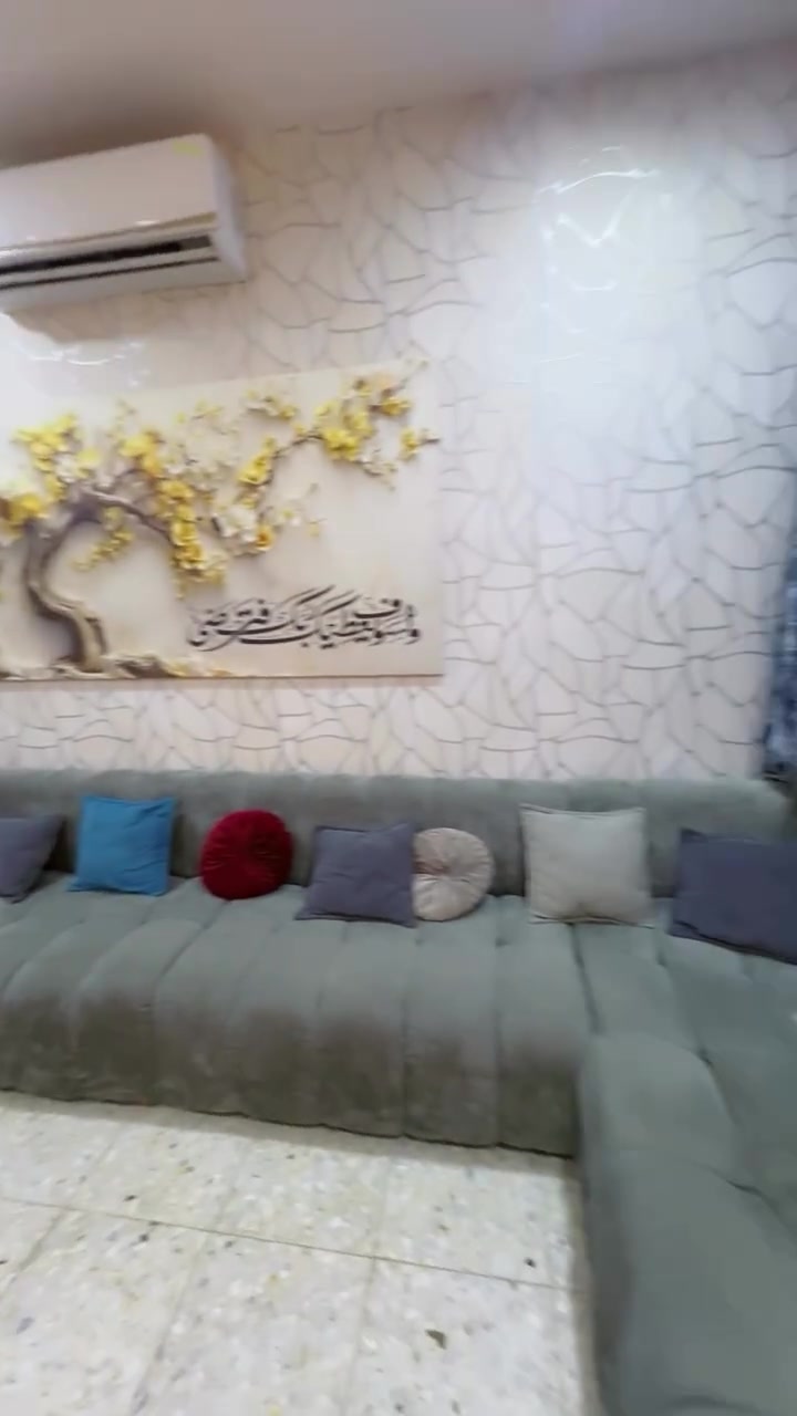 بيت للبيع حي البساتين شارع شيخ منهل شارع رئيسي فرع موطويل اقل فرع بطول كامل خدمات وغير ساكنين بي فقط مؤثث مساحة 50 ثلاث طوابق  طابق اول يحتوي على استقبال ومطبخ مع صاله ومجمع صحيات ومنورر  طابق ثاني يحتوي على غرفتين وحده من الغرف سويت وطابق ثالث سطح وغرفة  السعر 110 وقابل للتفاوض للاستفسار اتصل بالرقم ***********
