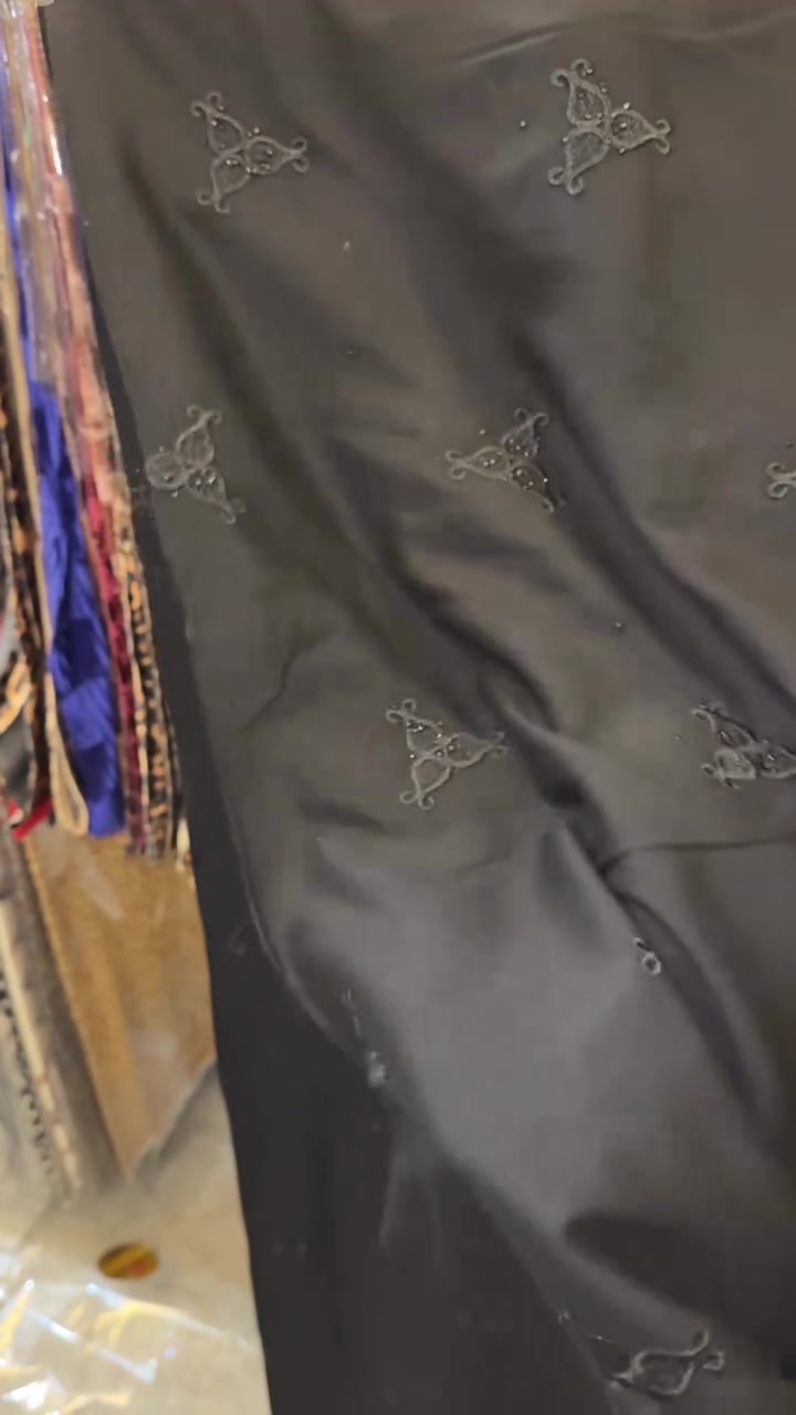 السلام عليكم 
كابويات أسود مشكله 
بصمه 
مقلم مشغول شيخه 
ورد ناعم حجر 
ستراس
تطريز مشغول
ماركه الملكه 
لبيع فقط جمله لا نتعامل بالقطع 
للتواصل ***********
