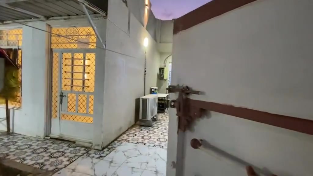 🏡 للبيع بيت ركن – فرصة مميزة جداً 🔑

📐 المساحة: 175 متر
📏 واجهة: 12 متر
🏠 بناء حديث 2022
📍 الموقع: صويره – خلف محطة حمزة دعيل، مباشرةً يبعت عن الشارع العام 5 دقايق

✨ مواصفات البيت:
▪️ بيت ركن وواجهة مميزة
▪️ غرفتين كبار
▪️ هول داخلي كبير
▪️ استقبال
▪️ مطبخ كبير
▪️ حمام داخلي سيراميك
▪️ منور
▪️ كراج سيارة
▪️ حديقة
▪️ حمام وصحيات خارجية

💎 بيت مرتب، بناء حديث وموقع ممتاز، مناسب للسكن والاستثمار.

📞 للاستفسار والتفاصيل:
***********
