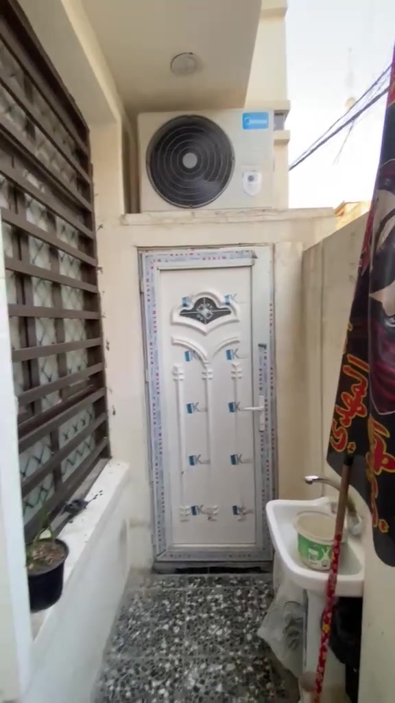 السلام عليكم بيت ٥٠ متر بالخطيب الزراعي شارع الأحرار قرب أسواق ام علاء واجهة البيت ٤ نزال ١٢ ونص طابق ونص البيت جديد مصار هواي من مبنى كامل من كلشي وكما موضح بالفديو السعر ٨٥ وبي مجال بسيط اي استفسار الاتصال على الرقم ***********
