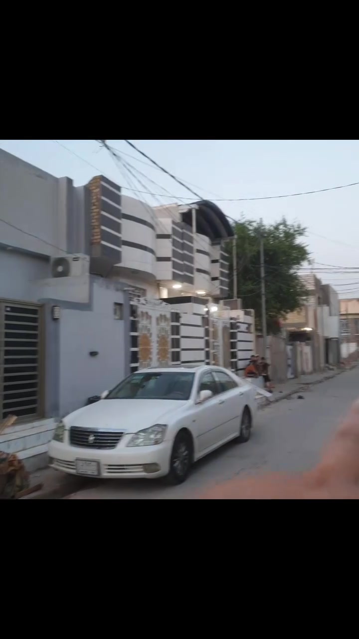 االهم صلي على محمد وآل محمد بيت منطقت 23قريب 22مفتوحه على شارعين 12  البيت مساحه 100متر بناء درجه اولى البيت مكون من ستقبال وصاله ومطبخ وغرفه نوم وسويت داخلي وحمام خارجي وممر  البيت بناء درجه اولى سراميك مرمر بروسلين سحبات بناء 2026 اي ستفسار الاتصال على الرقم ***********
