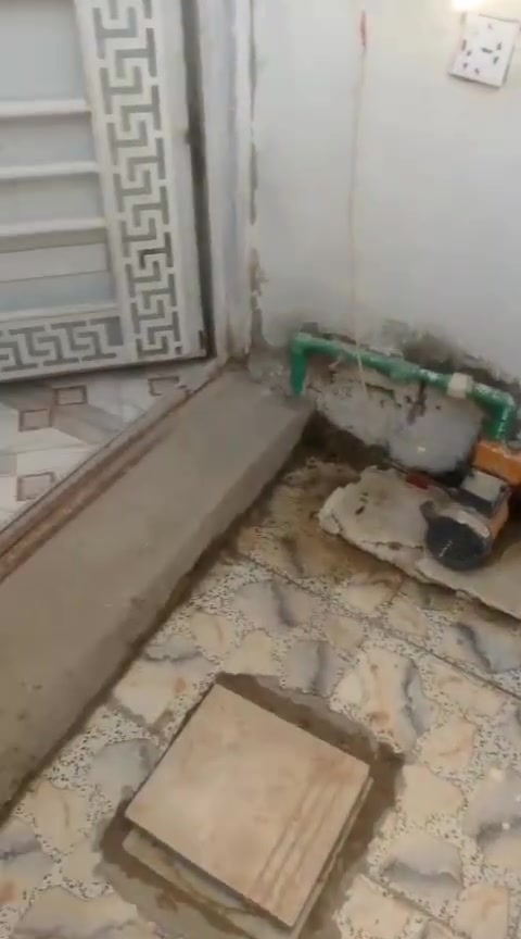 السلام عليكم دار في بغداد سويب مساحة ١٠٠ متر قاط ونص سند ١٧ التوصل مع صاحب الدار رقم ابوالبيت *********** ابواحمد
