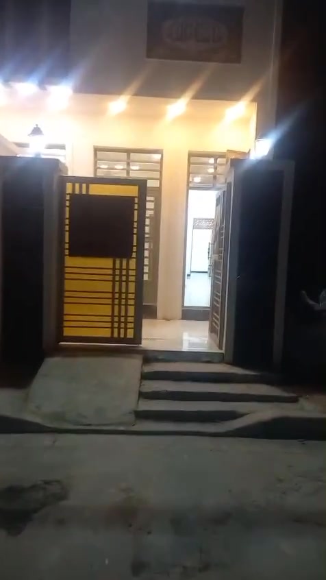 السلام عليكم دار للايجار ١٠٠ متر طابقين بيت جديد زراعي الاربع شوارع المنطقة الي بظهر مول الحامد او شارع حسينية شاكر الساعدي للسفسار الاتصال على الرقم ***********
