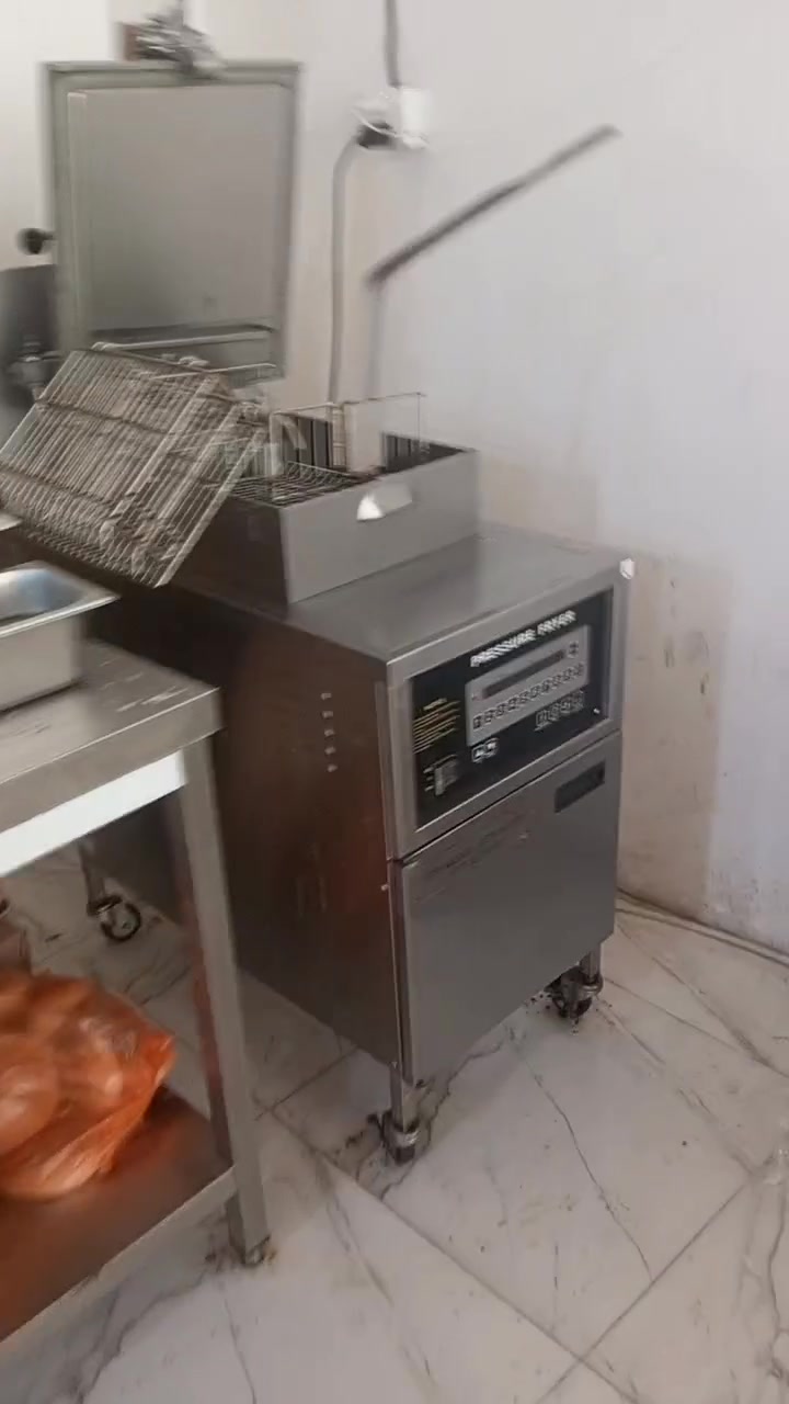 مطعم كامل مكل للبيع العنوان ناصريه قضاء الرفاعي من الزغيره للجبيره متوفره للتواصل *********** واتساب او اتصال في حاله حبيت تشوف الفديوات وباقي الغراض ♥🌹
الغراض كلها شغّالة 100% لو بيها أي عطل أو صيانة مطلوبة؟: 
نعم كلها شغاله بنسبة 100 ب 100
 الكراسي والطاولات والمبردات صاله كالمه 4طاولات خشي وكراسي حجم وسط مع طاولتين عدد2 كبار
المحل ب في قضاء الرفاعي
التسليم والاستلام من نفس المكان لضمان فحص الاجهزه 
: 
السعر قابل للمساومه واريد بيع الغراض دفعه واحده 