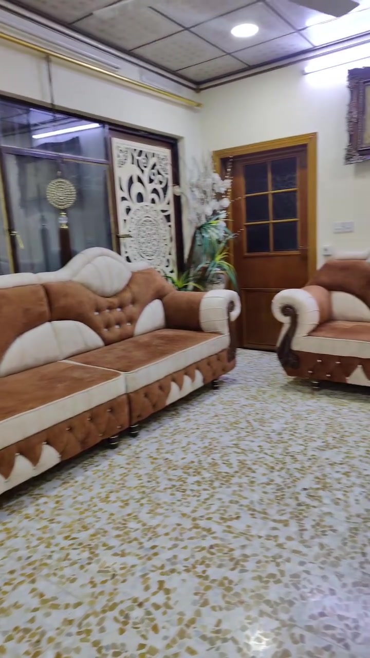 ديوان عراقي شغل موصل مستعمل قياس 10امتار 4يدات بسعر ابلاششس 460الف فقط للاستفسار اتصال على رقم ***********
***********
