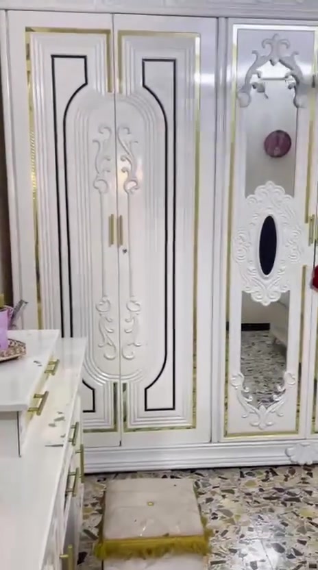 السلام عليكم غرفه أخشاب للبيع نضيفه بس جمات ٢ مكسورات السعر مليون ٧٠٠ العنوان بعداد حي نصر اتصال وتساب***********
