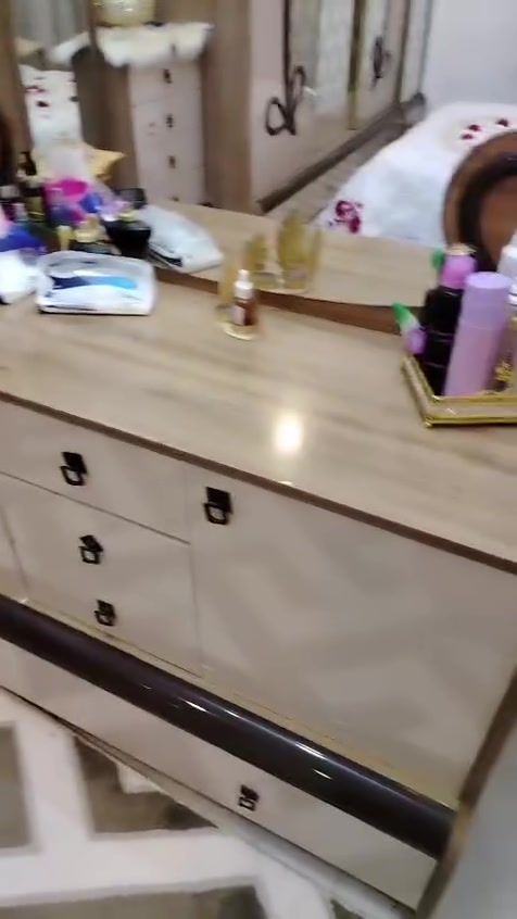غرفة نوم مستعمله نظيفه جدا للبيع 10 قطع مع دوشك ضغط عالي سفنج سعر مليون هاتف *********** وبيه مجال
