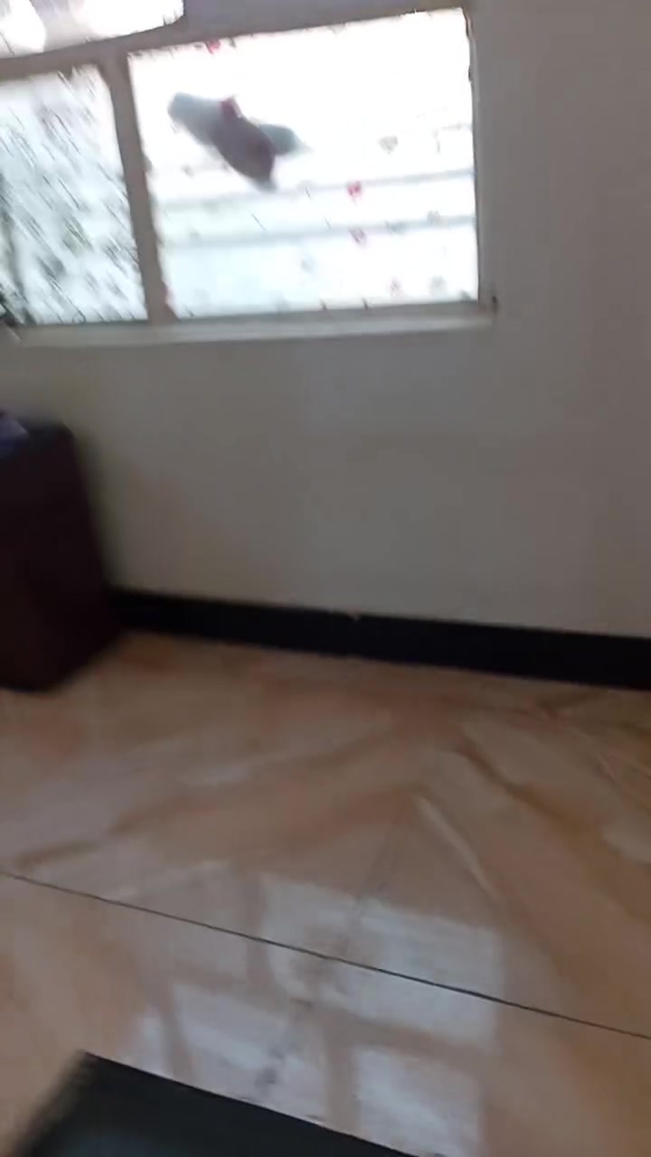 سلام عليكم بيت 🏠 طابقين للبيع منطقة الاصلاح جهت تمايمه  طابق الثاني معزول من ماء وكهرباء للستفسار انتصل على هاذا رقم الهاتف ***********
