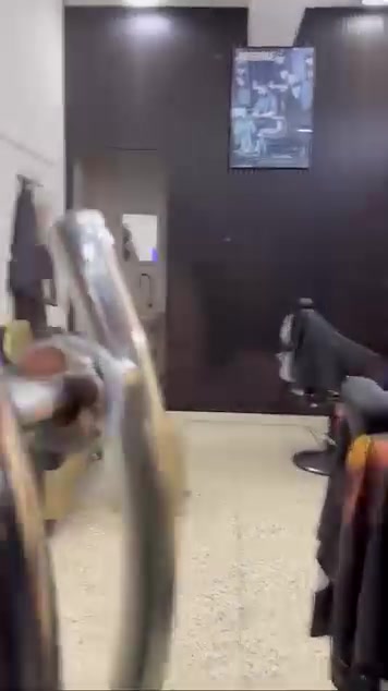 للاستثمار🔥🔥
محل حلاقه كامل للايجار مابي اي نقص  بس اجيب غراضك مال حلاقه وتجي الزين زبائن خير من الله منطقه مابيها حلاق واحد بس المحل بي سبلت🥶 ييتواصل والستفسار ***********
