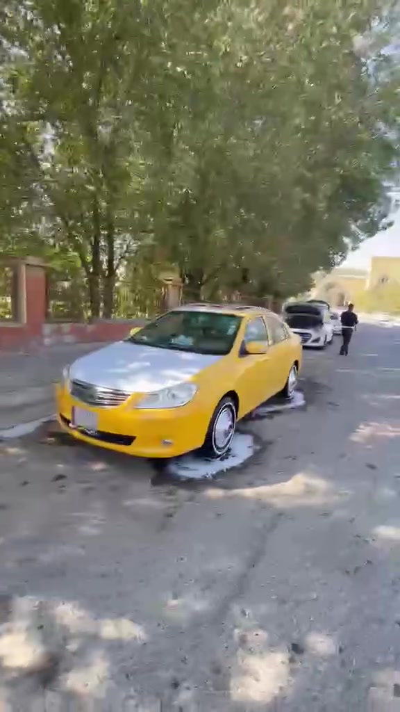 السلام عليكم بيوايدي جي 3 موديل 2013السياره مكفوله من عده باب خلف السايق بي بارد وهلالات السياره معمره كير مكينه خير من الله صدر امامي خلفي ومشط كله جديد تبريد ثلج ❄️السياره ابيع هيه وغراضها بيها سيبايه اصليه تفصال وبيها صطاب وبيها هرنات بوش وبراد والسياره مدوشمه عام المكان بغداد الشعلة السعر 50رقم الهاتف ‏‪***********‬‏
