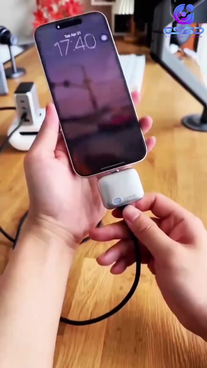 محول الشحن الذكي Auto Power Disconnector هو ملحق شحن مزود بآلية فصل طاقة تلقائية، مصمم لحماية الأجهزة أثناء الشحن وتقليل استمرار التيار بعد اكتمال الشحن.

يعمل مع الأجهزة التي تستخدم USB Type-C، ويتميز بآلية ميكانيكية تقوم بفصل موصل الشحن تلقائياً عند اكتمال شحن الجهاز بنسبة 100%، مما يوفر حلاً عملياً للشحن لفترات طويلة أو أثناء الليل.

المميزات
⚡ فصل تلقائي للطاقة عند اكتمال الشحن بنسبة 100%.
🔌 منفذ USB Type-C.
🛡️ آلية فصل طاقة فعلية ومرئية.
🔄 Dual Current Identification للتعرف على تيار الشحن.
🌡️ يساعد على تقليل الحرارة أثناء الشحن لفترات طويلة.
🌙 مناسب للشحن أثناء الليل.
📱 مناسب للهواتف والأجهزة اللوحية وغيرها من الأجهزة المتوافقة مع USB Type-C.
🔧 لا يحتاج إلى إعدادات معقدة؛ يُستخدم كوصلة بين الشاحن والجهاز.

السعر 22 الف والتوصيل مجاني 
للطلب واتساب ***********

