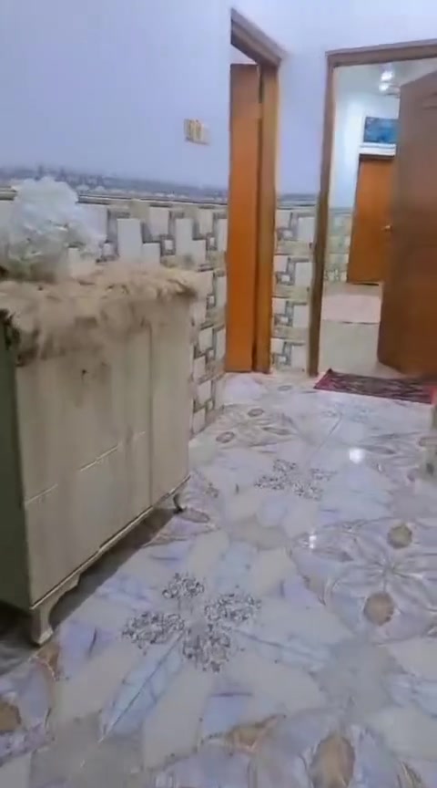 نبدي بسم الله
البيت مستعجلين على بيعته بناء شخصي ومتعوب عليه 
البيت  المساحته 200 متر طابو زراعي عراقي العنوان تنومه نهر حسن الكباسي مدرسة البيارق شارع الدولي او شارع الوسط تفاصيل لبيت 2  غرف منام صاله صحيات خارجيه وداخليه استقبال كراج السعر 90 وقابل للتفاوض
  تواصل على خاص
