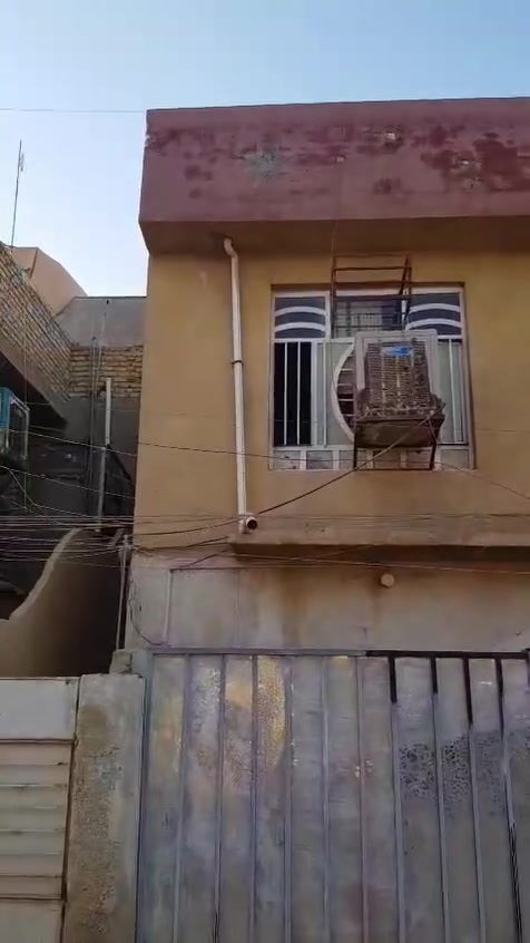 السلام عليكم دار للبيع المساحه 90م واجه 6م نزال 15م طابقين قطع معزول الطابق الاول عن الثاني الموقع حي القدس مربع الجامع للاستفسار ***********
