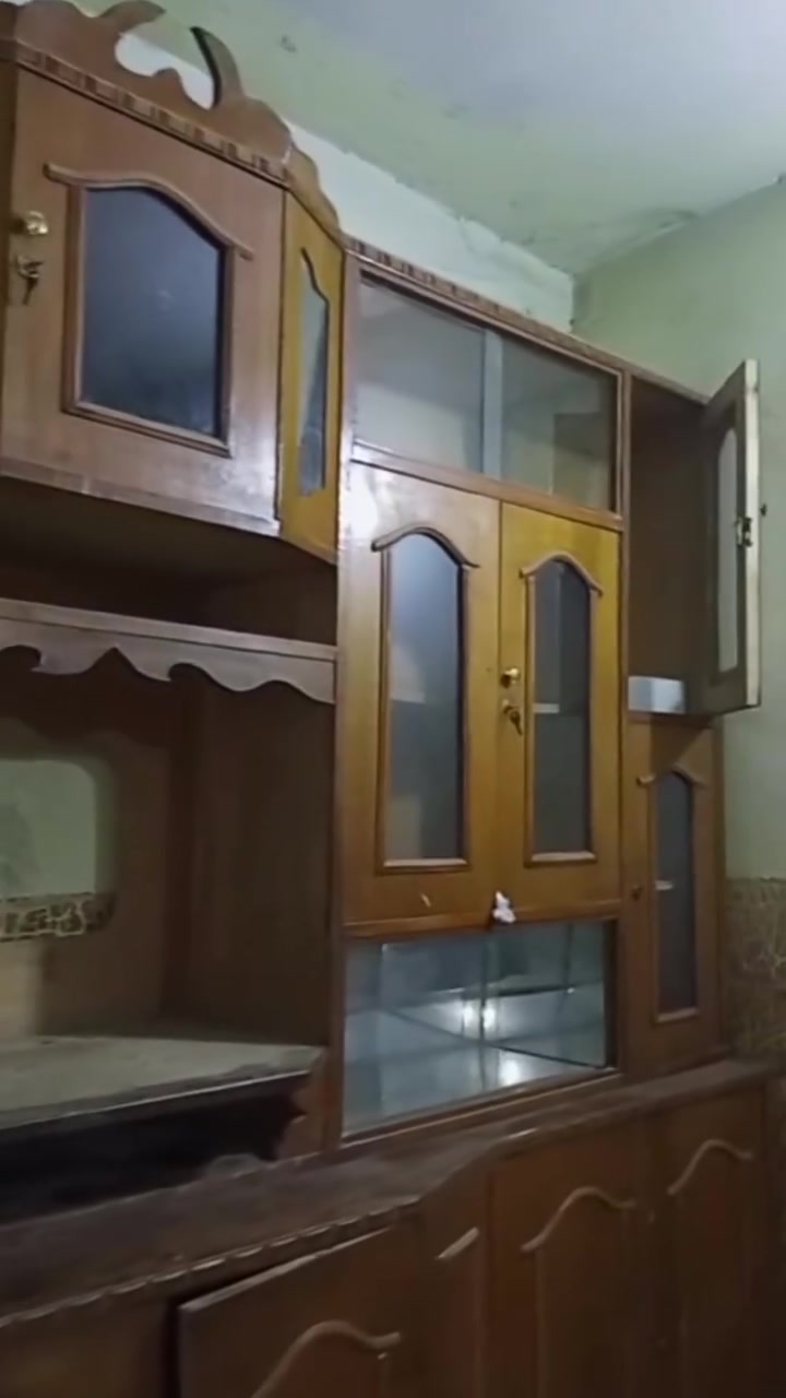 ياالله السلام عليكم اخوان
معرض طابقين نظيف للبيع
السعر ٢٠٠ الف وبي مجال
المكان بغداد حي النصر 
رقم الهاتف ***********
