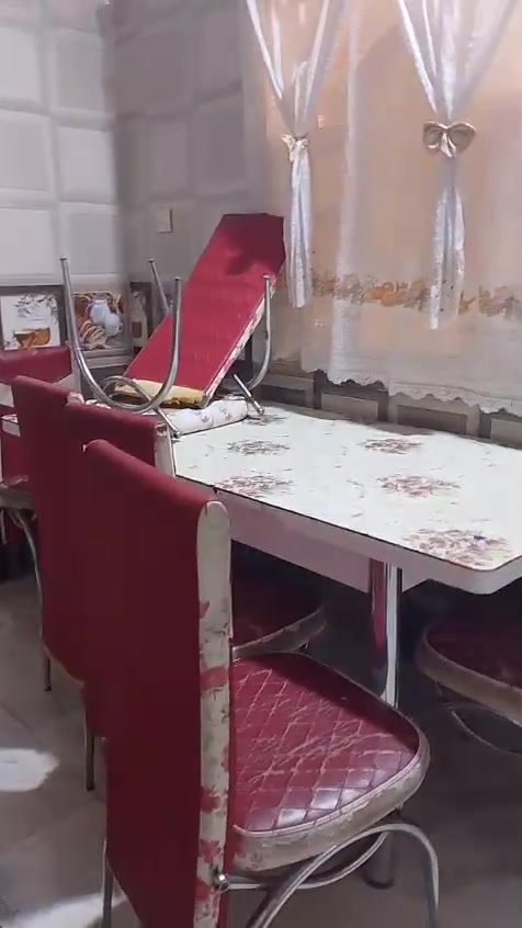 ميز طعام بالشكل الموضح بالفيديو
يحوي ٦ كراسي احد الكراسي مكسور يعني فقط ٥
الميز نضيف مثل ما موضح بالفيديو وشرط تجي تشوفه  
السعر ٥٥ وبي مجال للشراي 
العنوان سوق الشيوخ 
الرقم للتواصل ***********

